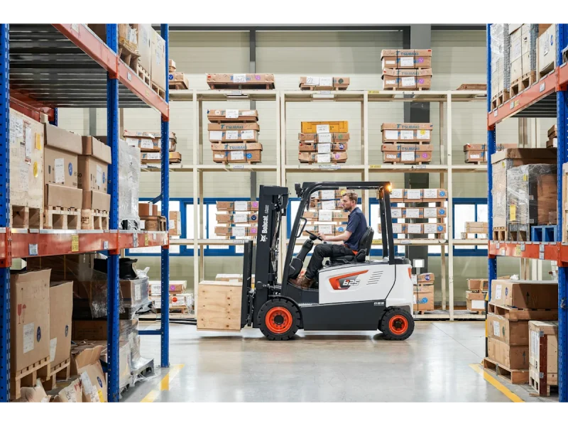 20231208-bobcat-emea-electric-forklifts-b25x-7-plus-gallery-2